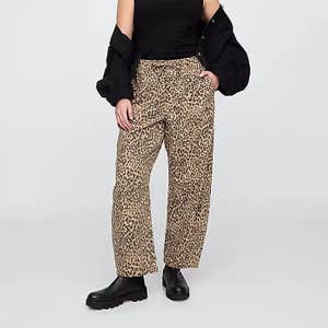 Mid Rise Print Pull-On Barrel Jeans
