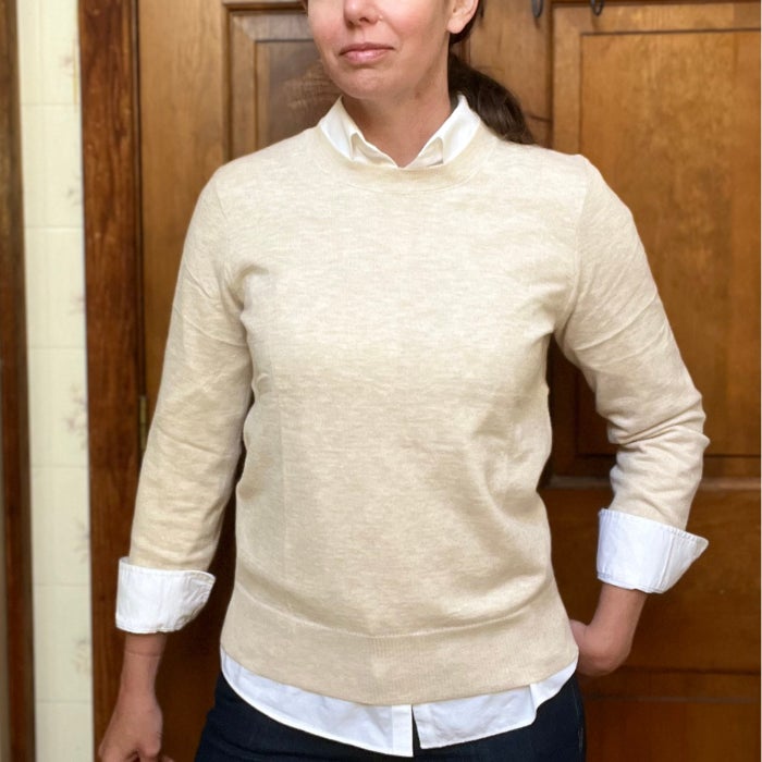 a woman wearing an ANRABESS Long Sleeve Lightweight Sweater against a natural background